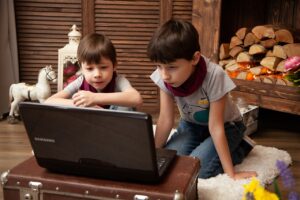 在宅で副業としてYouTubeを活用して稼ぐ方法は？